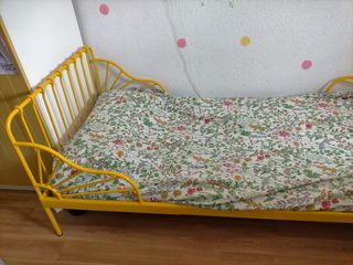 Cama infantil extensible Ikea amarilla