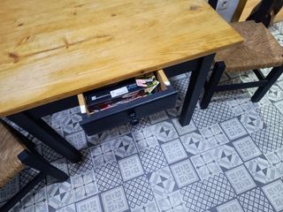Mesa y 2 sillas de madera