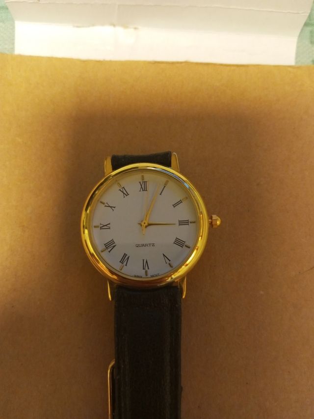 Reloj dorado y negro