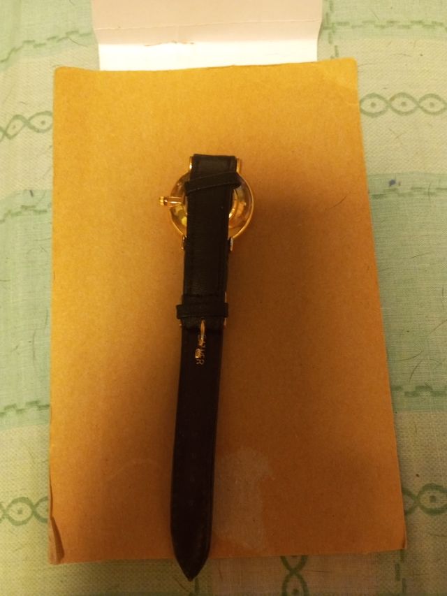 Reloj dorado y negro