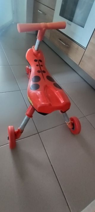 Triciclo infantil rojo Scuttlebug