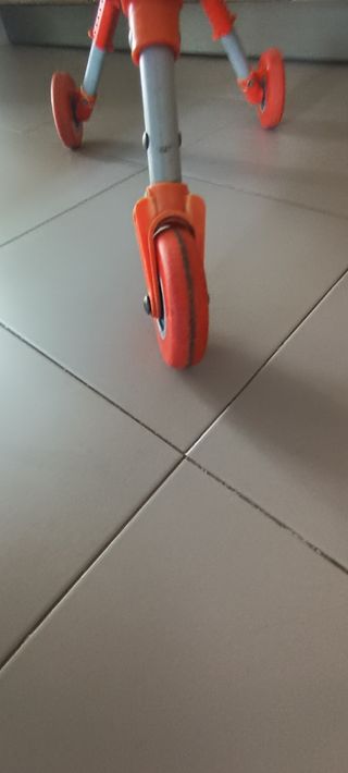 Triciclo infantil rojo Scuttlebug