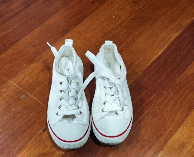 Zapatillas blancas c/rojo