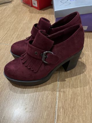Tacones rojos de ante