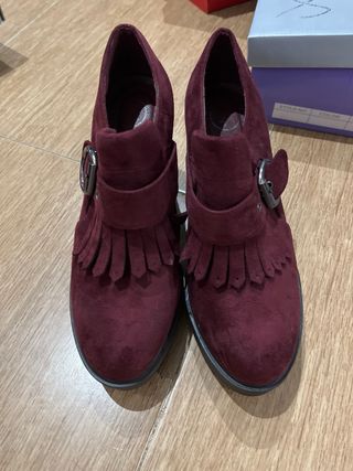 Tacones rojos de ante