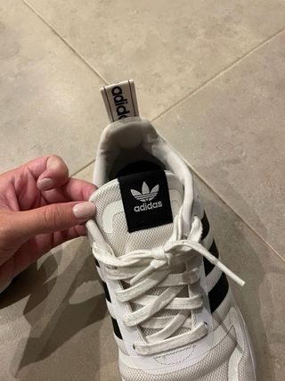 Zapatillas Adidas blancas y negras
