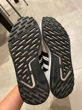 Zapatillas Adidas blancas y negras