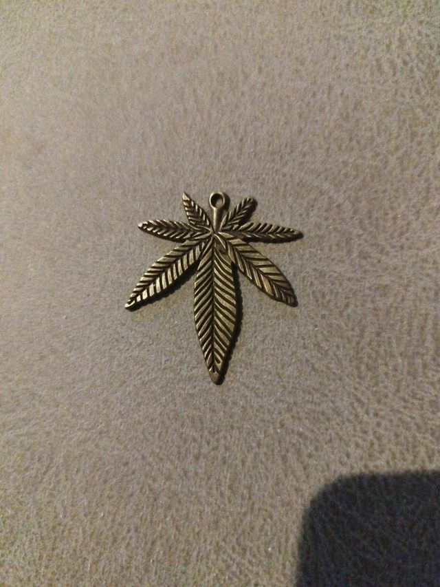 Colgante hoja cannabis bronce