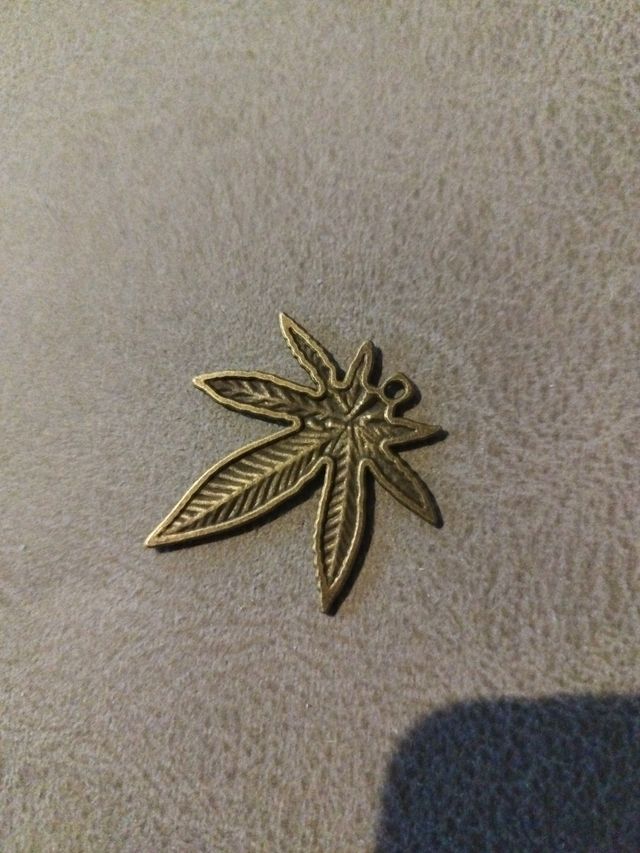 Colgante hoja cannabis bronce