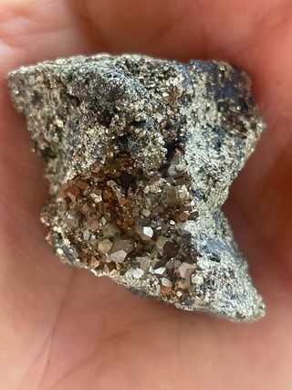 cristalli di pirite esagonali su ematite