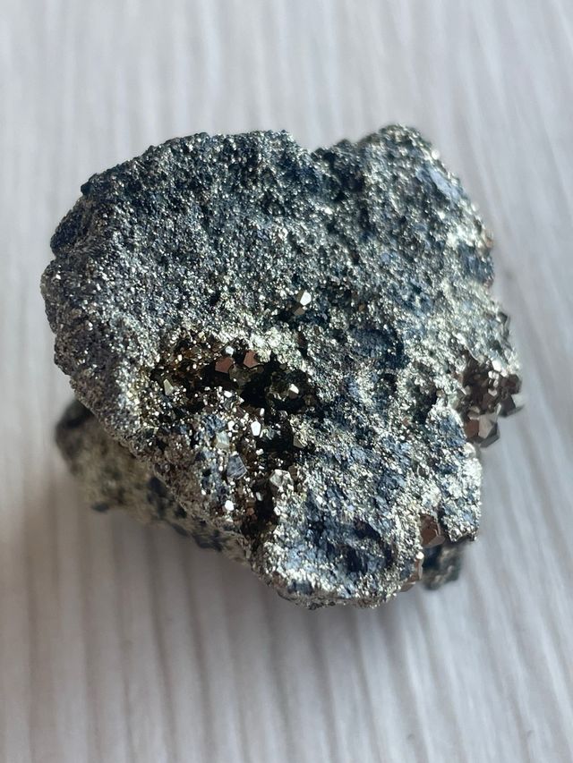 cristalli di pirite esagonali su ematite