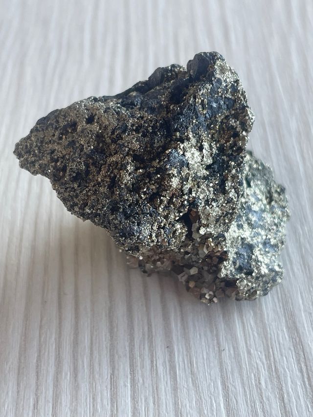 cristalli di pirite esagonali su ematite