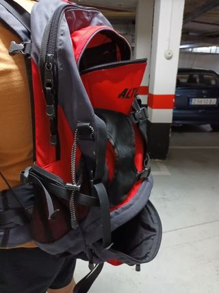 Mochila Altus negra y roja