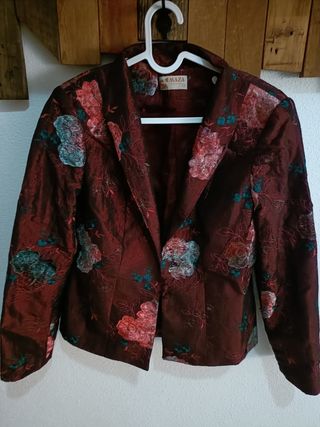 Traje de tres piezas, granate con bordados