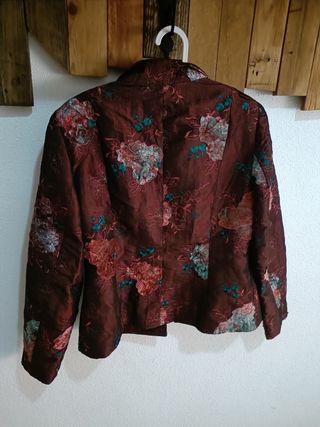 Traje de tres piezas, granate con bordados