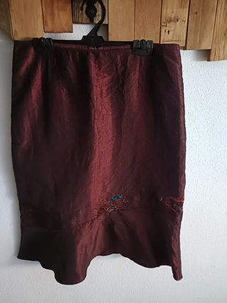 Traje de tres piezas, granate con bordados