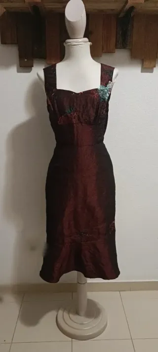 Traje de tres piezas, granate con bordados