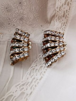Pendientes dorados con cristales y esmalte 