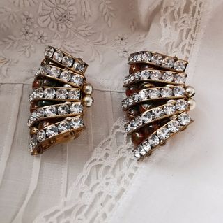 Pendientes dorados con cristales y esmalte 
