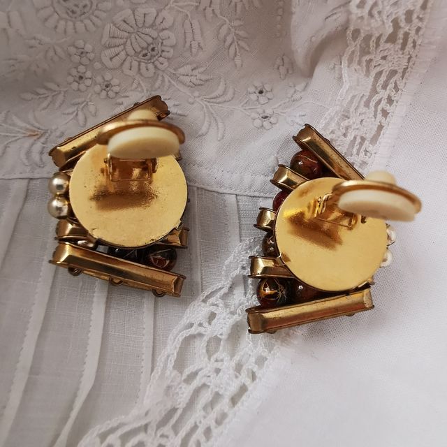 Pendientes dorados con cristales y esmalte 