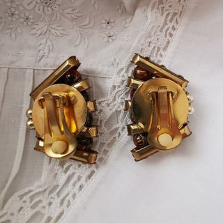 Pendientes dorados con cristales y esmalte 