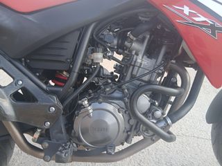 Yamaha XT660X roja