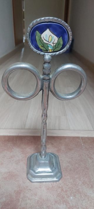 Toallero de metal plateado con cerámica