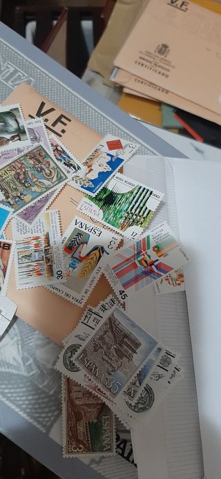 Sellos antiguos. Álbum Filatélico España
Y cientos