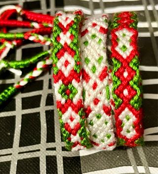Pulseras tejidas: Rojo, verde y blanco