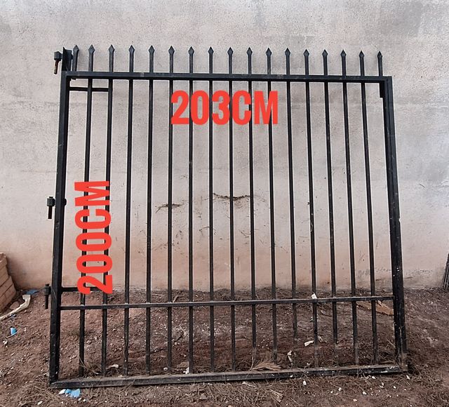 Puerta entrada terreno chalet