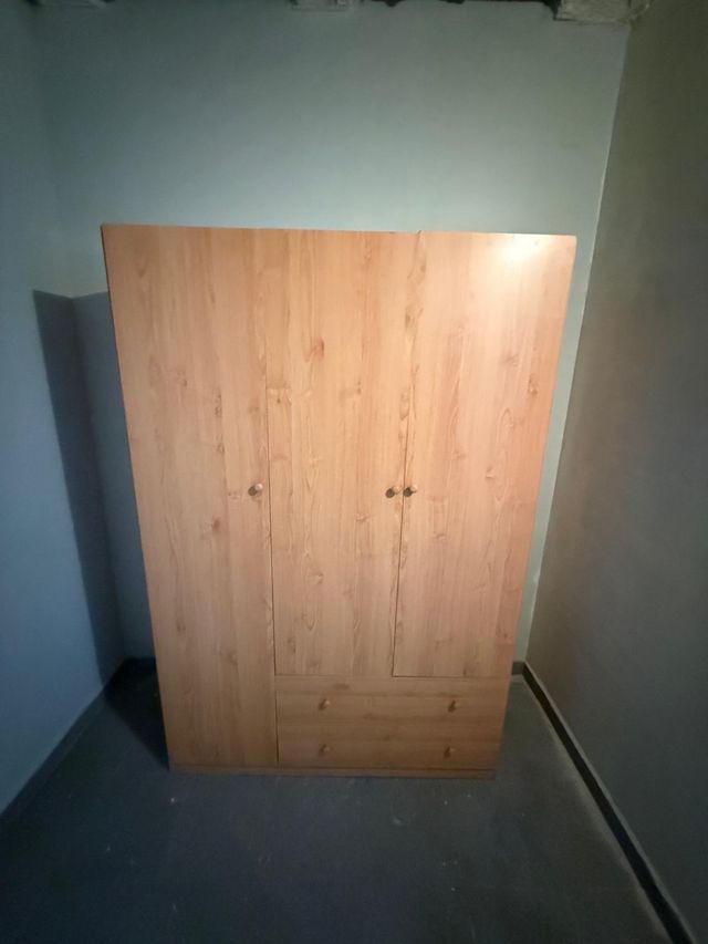 Armario madera 3 puertas.