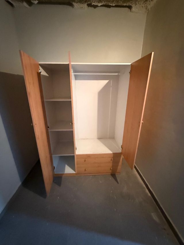 Armario madera 3 puertas.