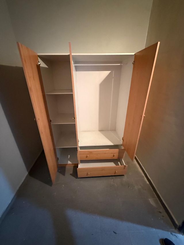 Armario madera 3 puertas.