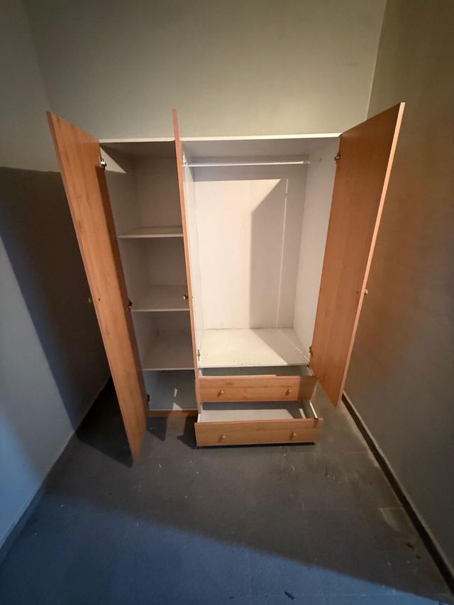 Armario madera 3 puertas.