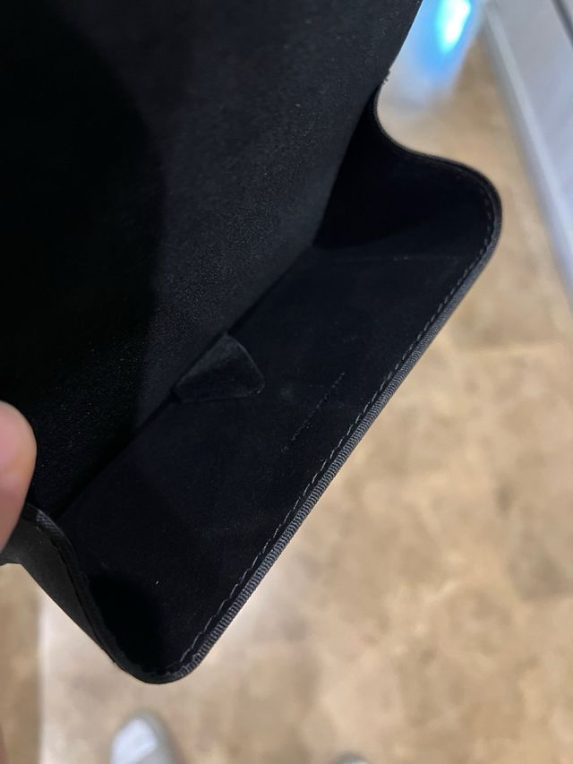 Funda gafas Dolce&Gabbana negra y dorada.