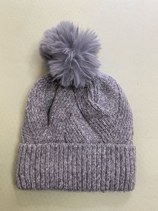 Gorro gris con pompón