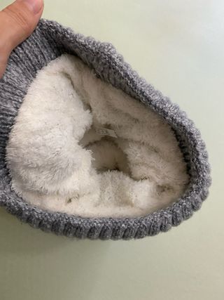 Gorro gris con pompón