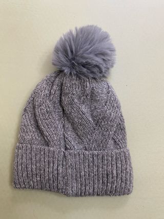 Gorro gris con pompón