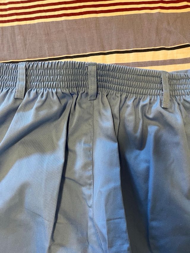 Con bolsillos delanteros. Talla S. El pantalón es 