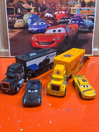 Camiones y coches de metal de la película Cars