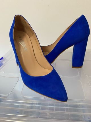 Zapatos de fiesta de piel color azul. 