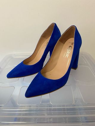 Zapatos de fiesta de piel color azul. 