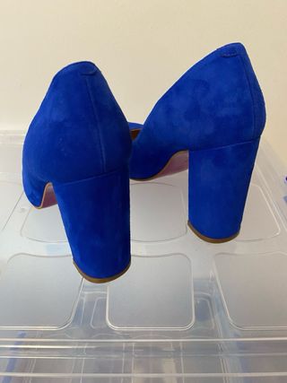Zapatos de fiesta de piel color azul. 
