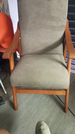 Poltrona beige in legno e tessuto