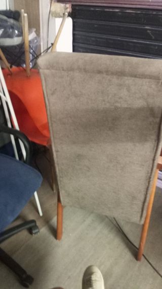 Poltrona beige in legno e tessuto