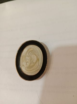 Broche antiguo blanco y negro