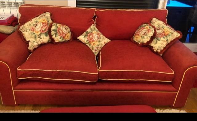 Sofá rojo KA internacional