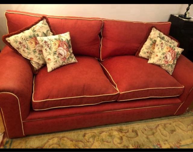 Sofá rojo KA internacional
