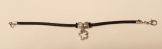 Pulsera cordón negro trenzada y colgante flor