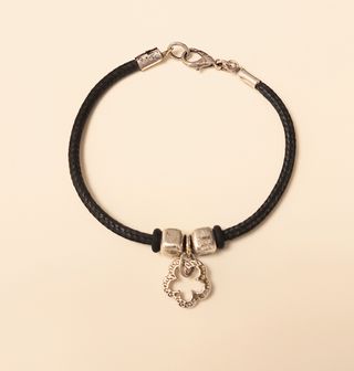 Pulsera cordón negro trenzada y colgante flor